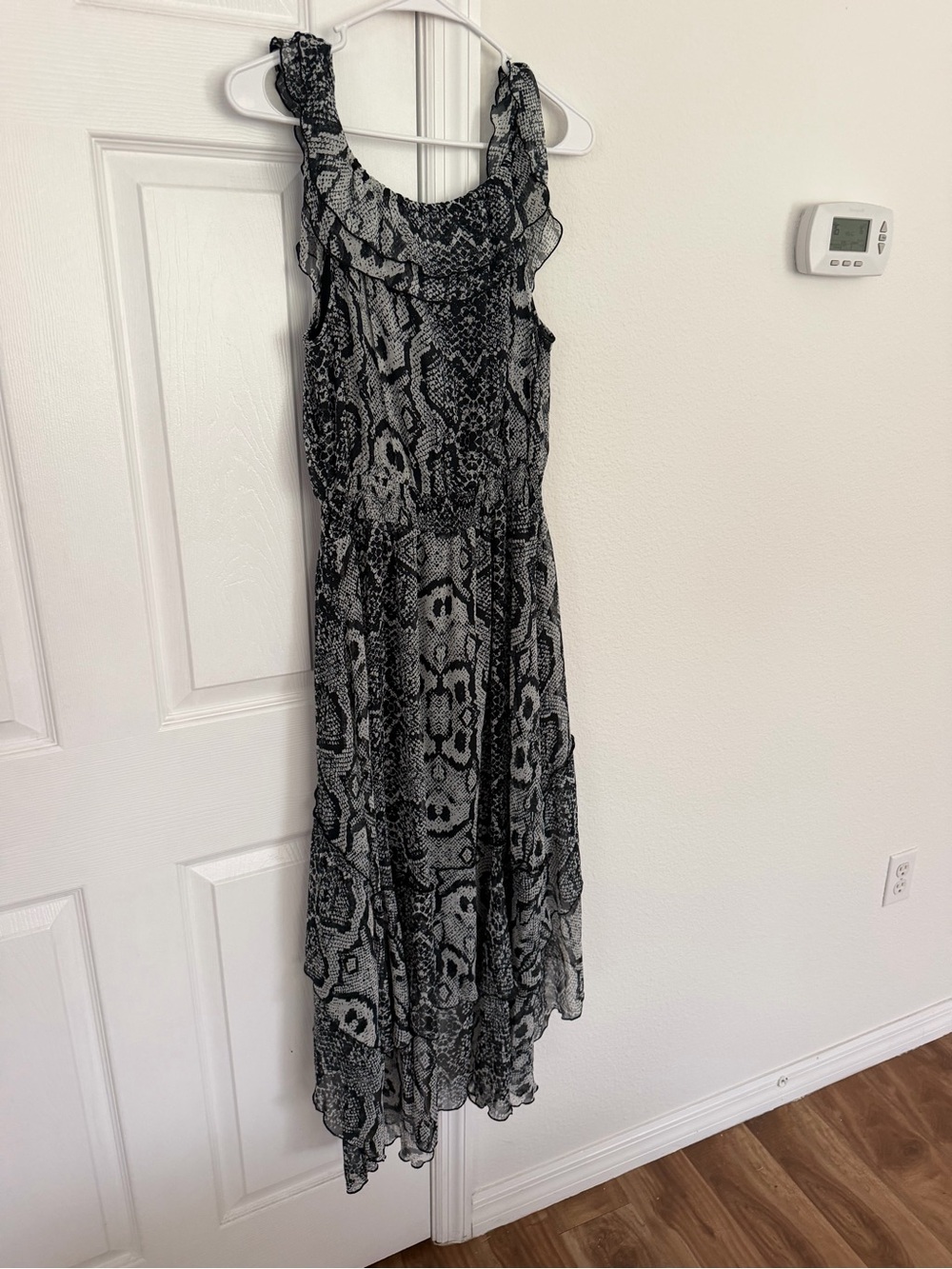 Madison Snakeskin Print Ruffle Sleeve High-Low Midi Dress Black White size S